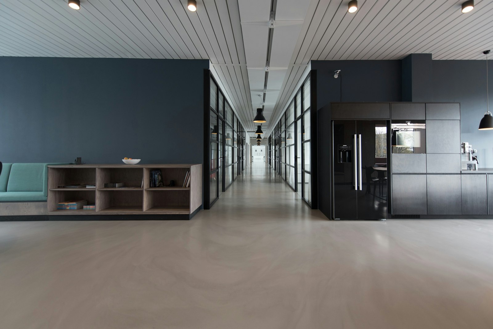 Modern kantoor interieur in zwart-wit stijl